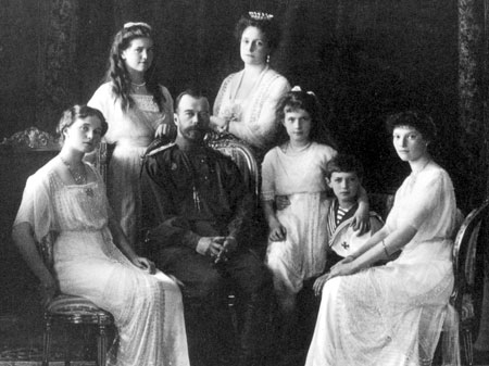 http://kontrakty.ua/images/stories/fotos/2010/04/text/230613/Russian_Royal_Family_1911.jpg