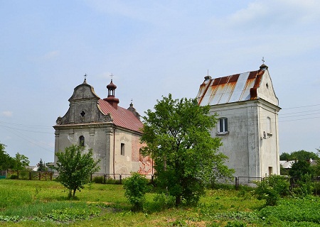 1200px-Church_of_the_Holy_Trinity_in_Lyuboml_with_bell_tower_2