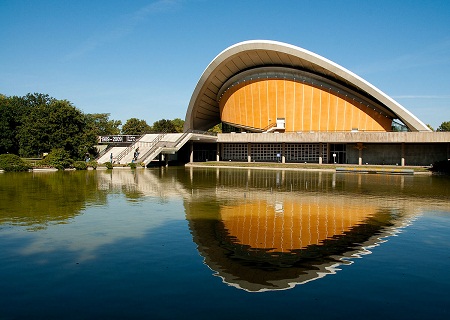 1200px-Haus_der_Kulturen_der_Welt