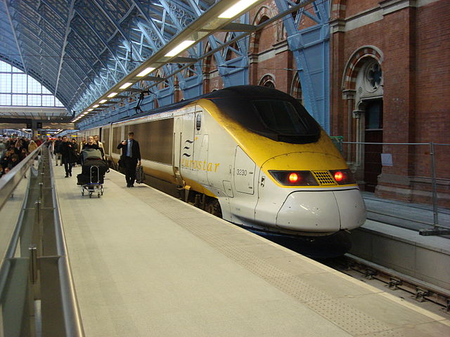 Eurostar_at_St_Pancras_railway_station_1