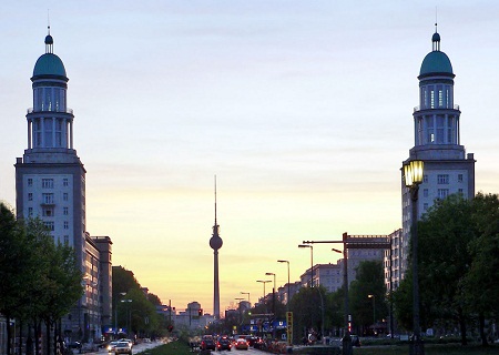 Frankfurter_Tor_Berlin_abends